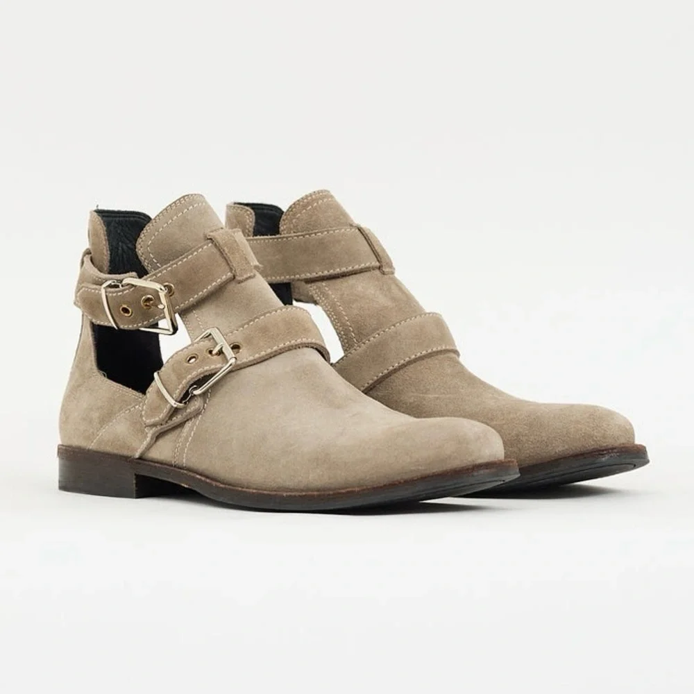 $895 Burberry Made in Italy Grey Suede Cut Out Buckle Moto Ankle Boots Size 6.5 - Picture 1 of 16